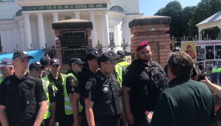 Поліцейські не підпускають вірян УПЦ до Спасо-Преображенського собору в Білій Церкві. Фото: скріншот відео СПЖ
