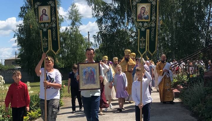 Віряни УПЦ с. Петропавлівське проводять хресний хід навколо захопленого думенківцями храму. Фото: Telegram-канал «Дозор на "Первом Казацком"»