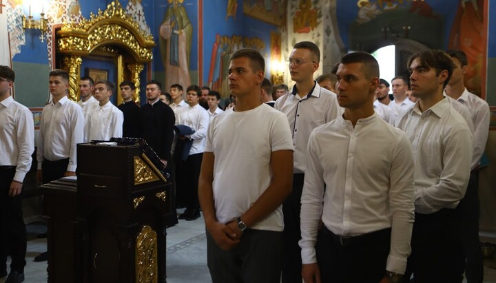 Абітурієнти Київських духовних шкіл на молебні перед іспитами. Фото: Telegram-канал КДАіС