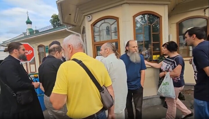 Верующих УПЦ не пускают на ночлег в Лавру. Фото: скриншот видео Telegram-канала «Лавра сейчас»