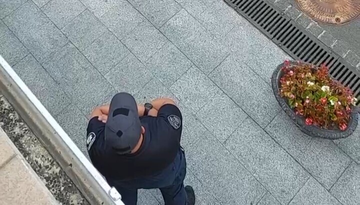 A policeman does not allow delivering food to people. Photo: a video screenshot of the Telegram channel "Lavra Now"