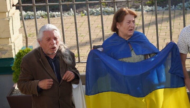 Активісти намагалися зірвати богослужіння в храмі УПЦ. Фото: СПЖ