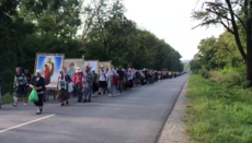 More than 3,000 pilgrims going in Kamyanets-Pochaiv procession