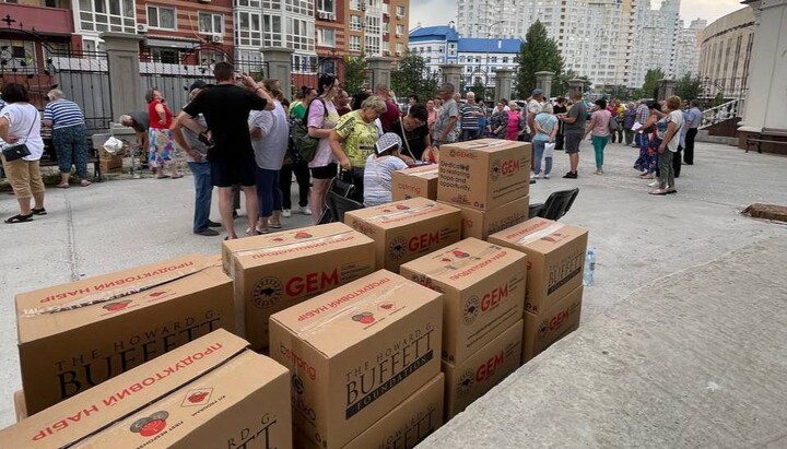 Раздача продуктов переселенцам у храма УПЦ в Киеве. Фото: Telegram-канал «Церква допомагає»