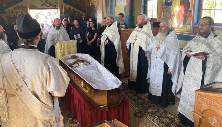 Отпевание погибшего воина-прихожанина в Воскресенском храме УПЦ г. Каменец-Подольский. Фото: СПЖ