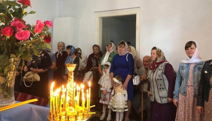 Миколаївська громада УПЦ с. Гільча на першій літургії у молитовному домі. Фото: rivne.church.ua