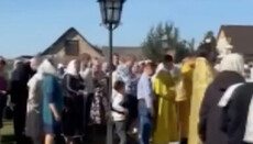 В Камені-Каширському понад 600 віруючих УПЦ моляться біля свого храму