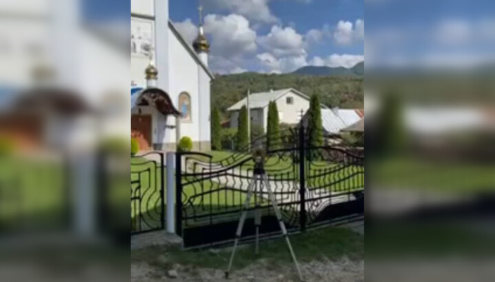 Геодезическое оборудование землемеров ПЦУ у храма УПЦ в с. Луг. Фото: скриншот видео Telegram-канала «Дозор на "Першому Козацькому"»