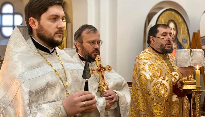 Archimandrite of the ROC Kirill (Govorun) (center) at a “service” with OCU clerics. Photo: Ivan Sydor’s Facebook page