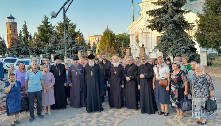 Керуючий Овруцькою єпархією УПЦ митрополит Віссаріон із кліриками та парафіянами Миколаївської парафії у Радомишлі. Фото: ovruch.church.ua