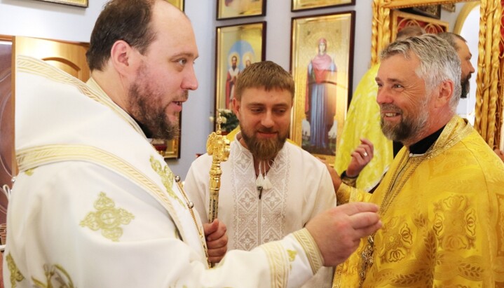 «Єпископ» Симеон Зінкевич та співробітник «Е-церкви» Олег Ращупкін (праворуч). Фото: Дніпровська єпархія ПЦУ