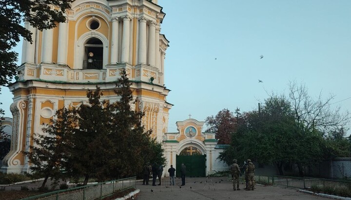 Заблокований вхід на територію чернігівського Троїцького собору УПЦ. Фото: Telegram-канал «Дозор на "Першому Козацькому"»
