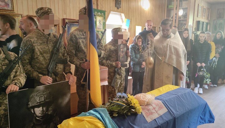 Похороны погибшего на войне пономаря храма УПЦ. Фото: Telegram-канал Каменской епархии УПЦ