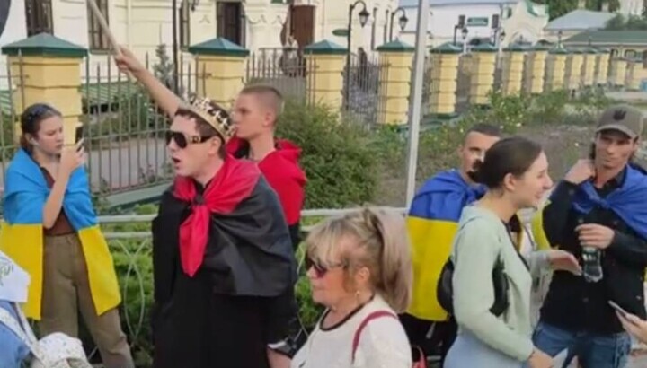 Anti-church "activists" near the Kyiv-Pechersk Lavra. Photo: a video screenshot of the Telegram channel "Kozak 1".