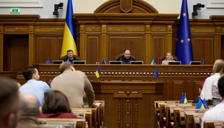 Стало известно, кто из нардепов проголосовал за и против запрета УПЦ