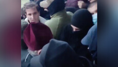 У Васловівцях «ієрарх» ПЦУ проривався до захопленого храму через вірян УПЦ