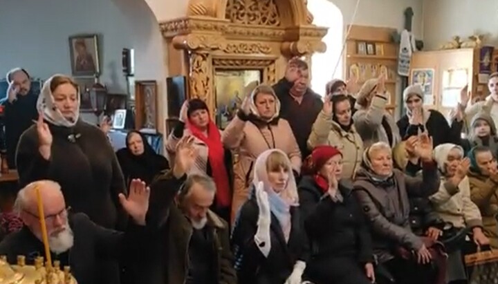 Собрание прихода во имя св. вмч. Пантелеимона в Новых Безрадичах. Фото: скриншот видео Telegram-канала «Дозор на "Першому Козацькому"»