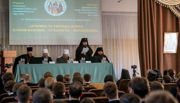 Ректор КДАіС архієпископ Сильвестр відкриває науково-практичну конференцію. Фото: kdais.kiev.ua