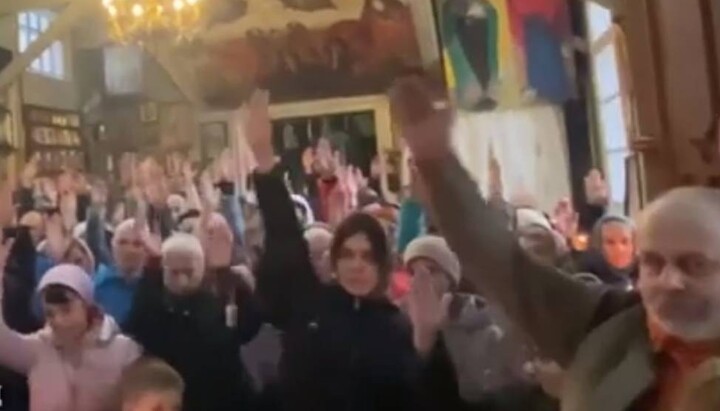 Ірпінська Троїцька громада УПЦ одностайна у своїй рішучості залишатися у канонічній Церкві. Фото: скріншот відео Telegram-каналу «Дозор на "Першому Козацькому"»