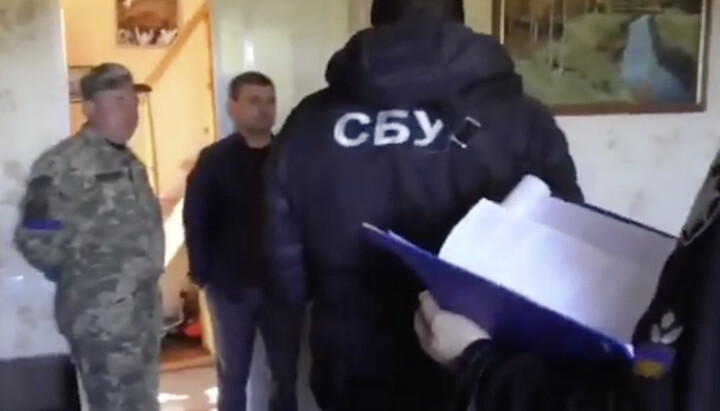 Представители СБУ в доме владыки Ионафана. Фото: скриншот t.me/dozor_kozak1