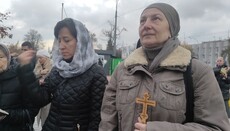 Священники и миряне УПЦ продолжили молитвенное стояние у киевской Лавры