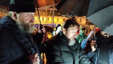 Верующие УПЦ молились под дождем у Киево-Печерской лавры