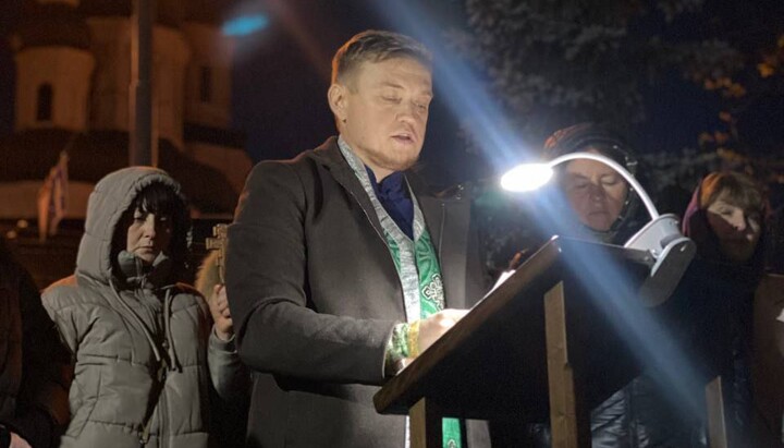 Священик Сергій Чертилін читає акафіст біля стін Києво-Печерської лаври. Фото: «Перший козацький»