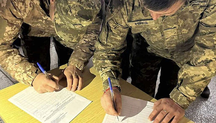 Military men putting signatures for the "transition" to the OCU. Photo: t.me/ladyzhyn_info