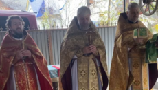 Громада захопленого храму в Лузі провела літургію у дворі настоятеля