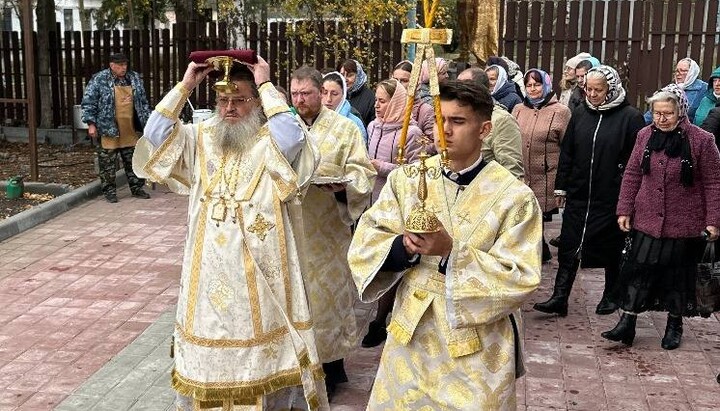 Крестный ход вокруг освящаемого храма. Фото: hramzp.ua