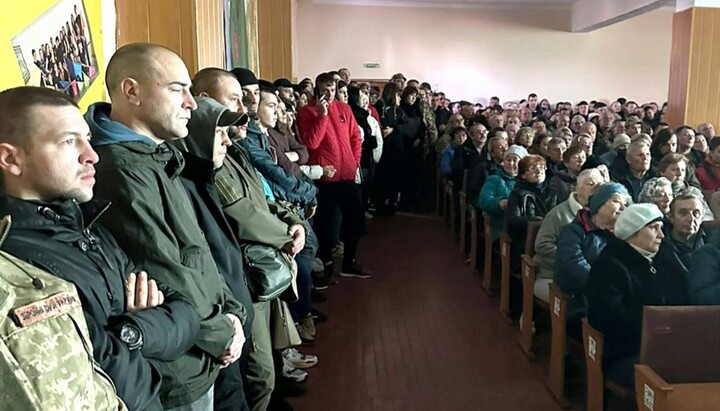 Собрание церковных рейдеров в Ладыжине. Фото: Telegram-канал «Ладижин Інфо»