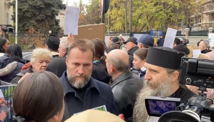 Румынские священники пришли под посольство Украины в Бухаресте поддержать митрополита Лонгина. Фото: СПЖ