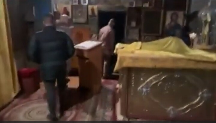Рейдери ПЦУ у вівтарі захопленого Михайлівського храму УПЦ у сел. Бородянка. Фото: скриншот відео Telegram-каналу «Дозор на "Першому Козацькому"»