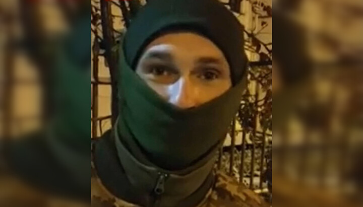Участник боевых действий приехал к Киево-Печерской лавре на молитвенное стояние. Фото: скриншот видео Telegram-канала «Перший Козацький»