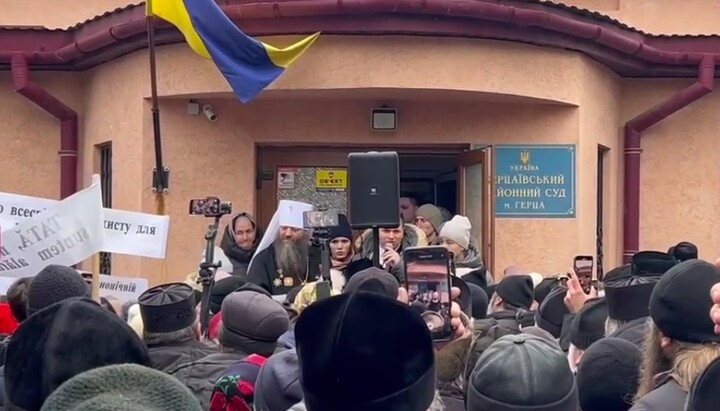 Metropolitan Longin and his lawyer in front of the Hertsa District Court building. Photo: screenshot from the Telegram channel "Myriany"