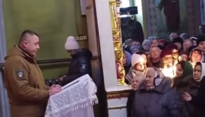 Рейдерское собрание в Николаевском соборе в Кременце. Фото: скриншот видео Telegram-канала «Дозор на "Першому Козацькому"»