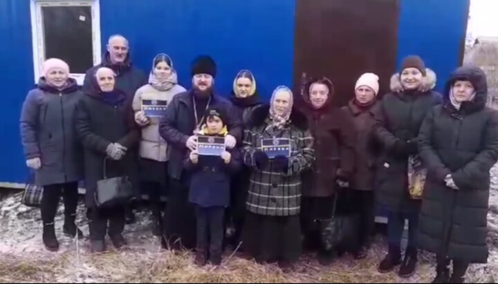 Верующие УПЦ с. Забуянье возле храма-вагончика. Фото: скриншот видео Telеgram-канала «Миряни»