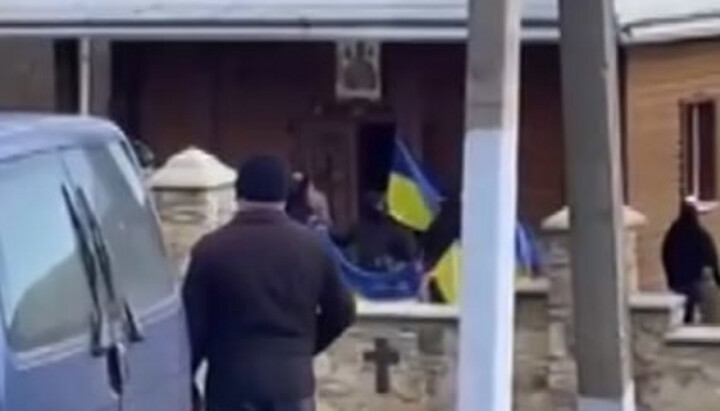 Рейдери ПЦУ на території Миколаївського храму УПЦ в селі Малий Кучурів Чернівецької області. Фото: скриншот відео Telegram-каналу «Дозор на "Першому Козацькому"»