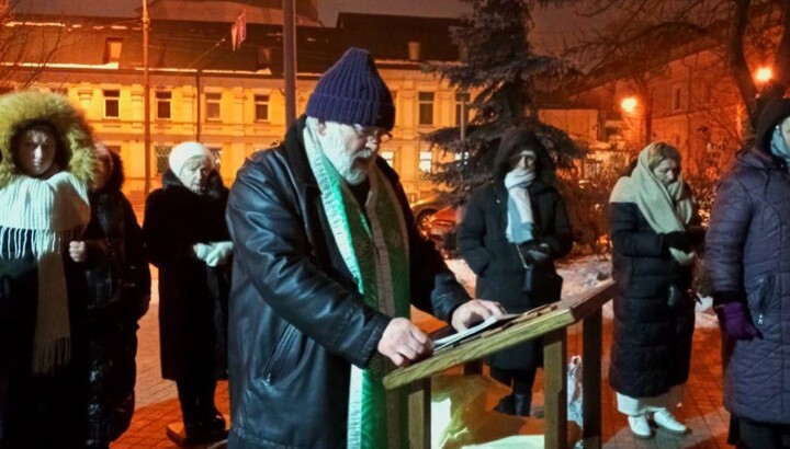 Молитва перед храмом преподобного Сергия Радонежского. Фото: Telegram-канал «Миряни»