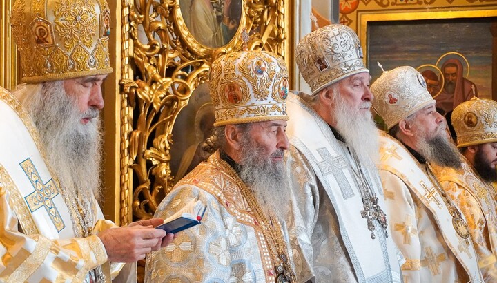 Предстоятель УПЦ возглавляет литургию в Почаевской лавре. Фото: news.church.ua