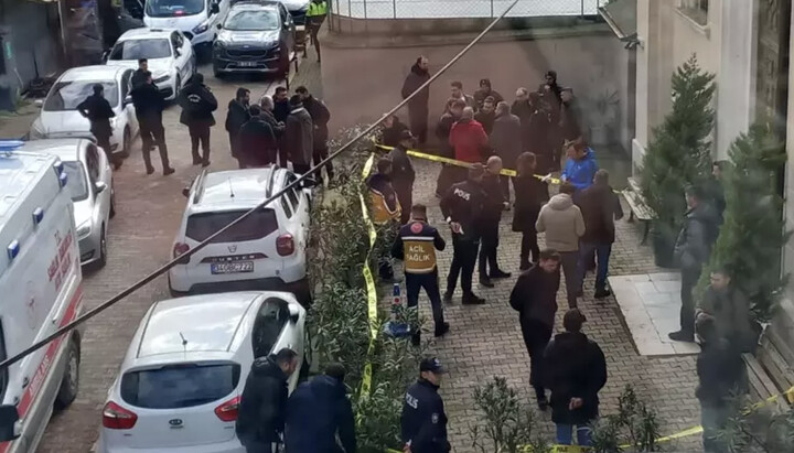 Полиция возле храма РКЦ в Стамбуле. Фото: cnnturk.com