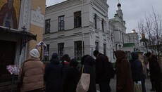 У Лавры верующие в дождь помолились святителю Николаю об обители