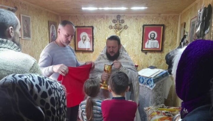 A Liturgy in the UOC church-trailer in the village of Zabuyannia. Photo: a video screenshot of the "Myriany" Telegram channel