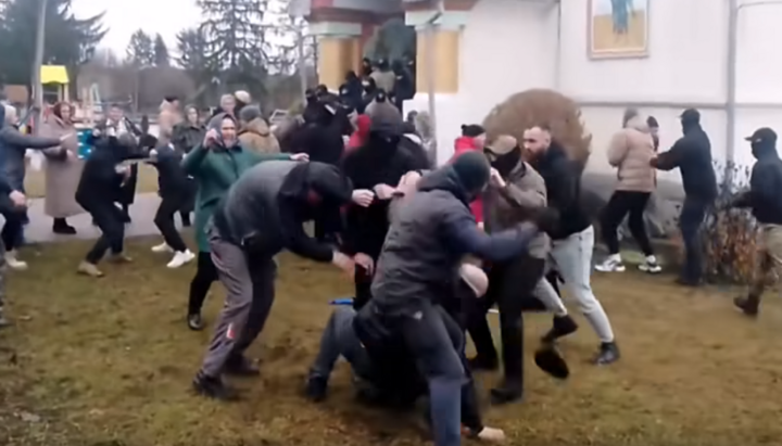 Бійка в Ленківцях. Фото: скріншот відео Чернівецької єпархії
