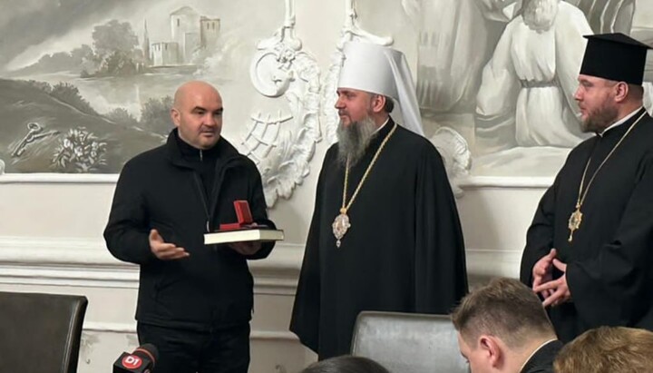 Сергій Думенко нагороджує за підтримку ПЦУ організатора захоплення храмів УПЦ на Київщині Сергія Возного. Фото: Telegram-канал «Дозор на "Першому Козацькому"»