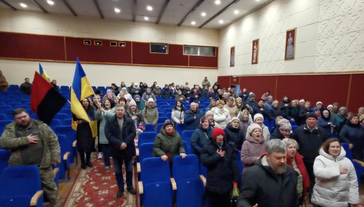 Participants of the "meeting" in Obukhiv performing the anthem. Photo: "Chronicles of Obukhiv"