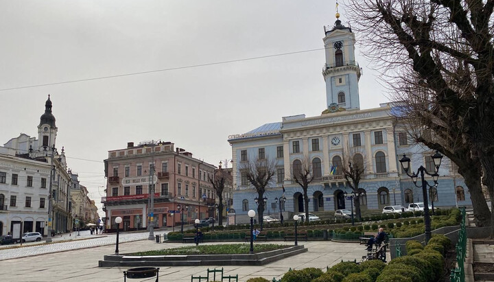 Authorities in Chernivtsi dismantle the cross on the Central Square