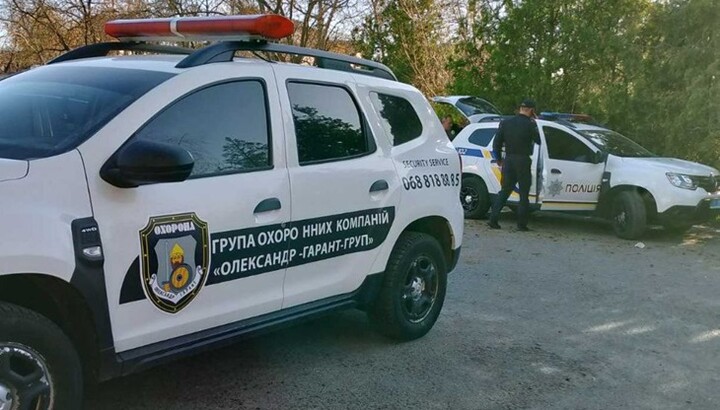 A security firm's car "Oleksandr Guarantor-Group" near the church house of the rector of the Kazan community of the UOC in Ladyzhyn. Photo: t.me/kozakTv1