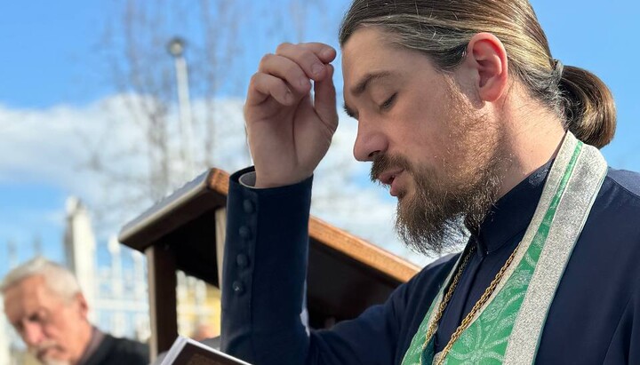 UOC priest at prayer standing: With heart and soul, we are in the Lavra!