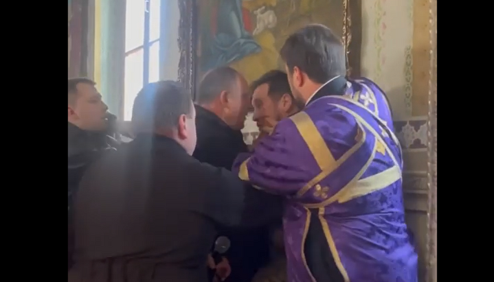 A fight in the Cathedral of the UOC in Khmelnytskyi. Photo: a video screenshot